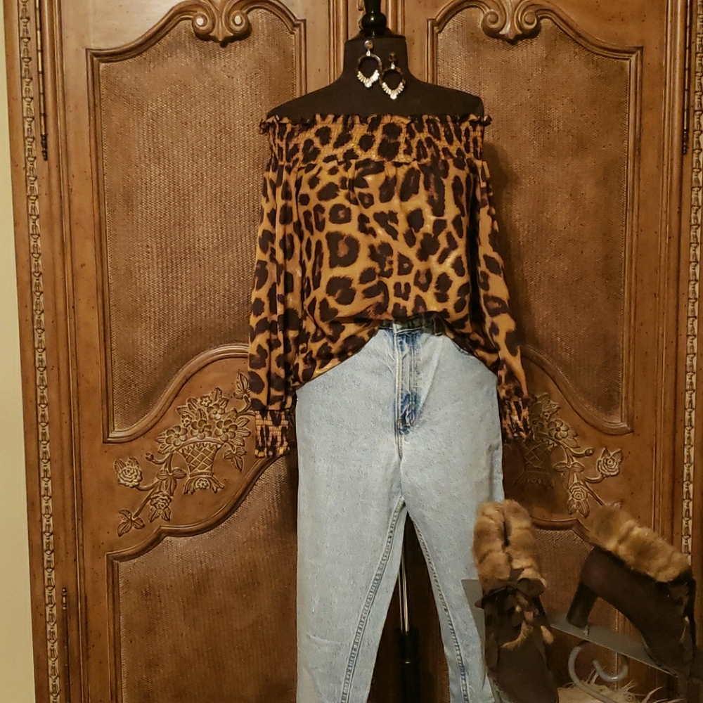 LEOPARD OFF THE SHOULDER TOP